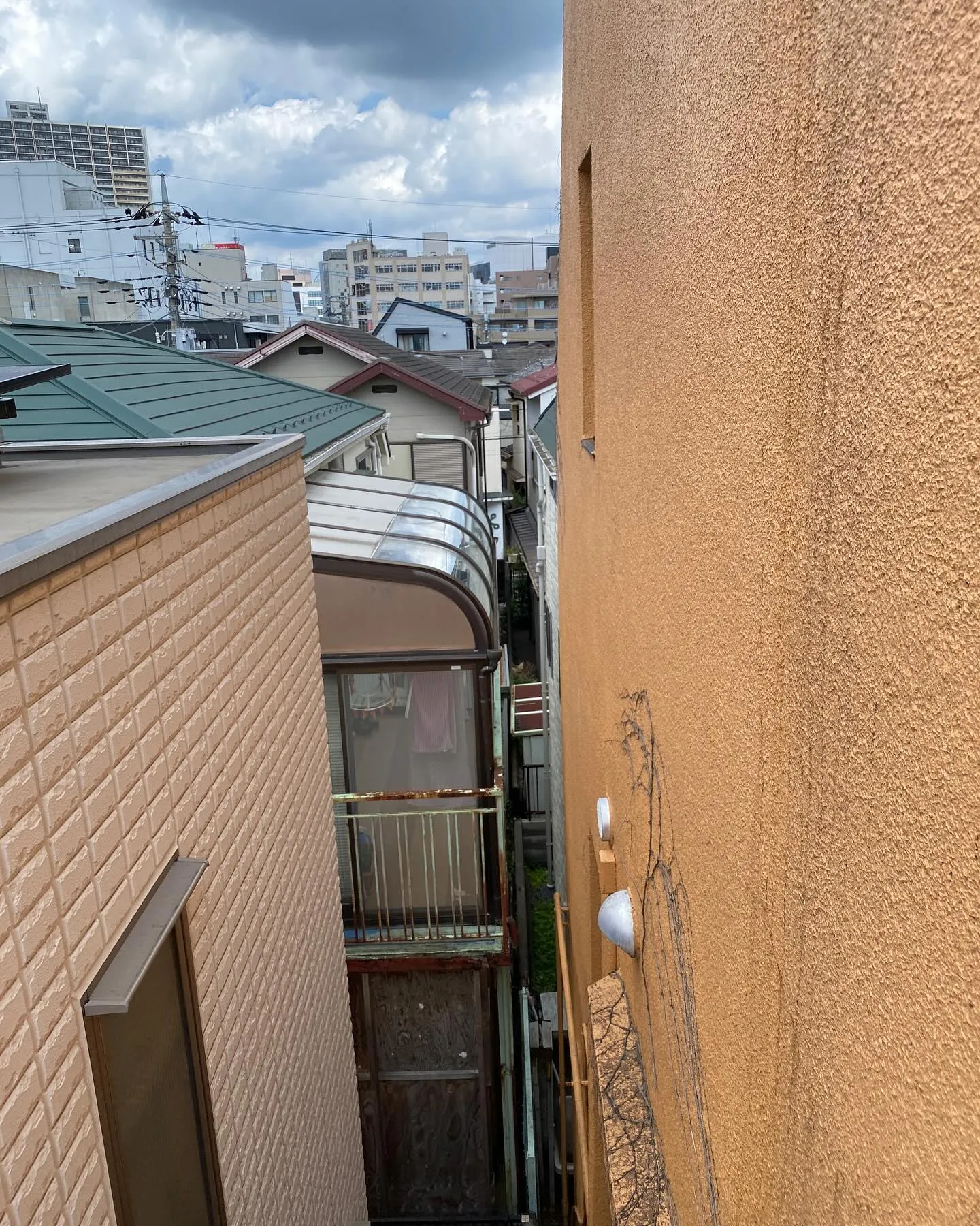 先程の立川市柴崎町のマンション雨漏りの写真になります。