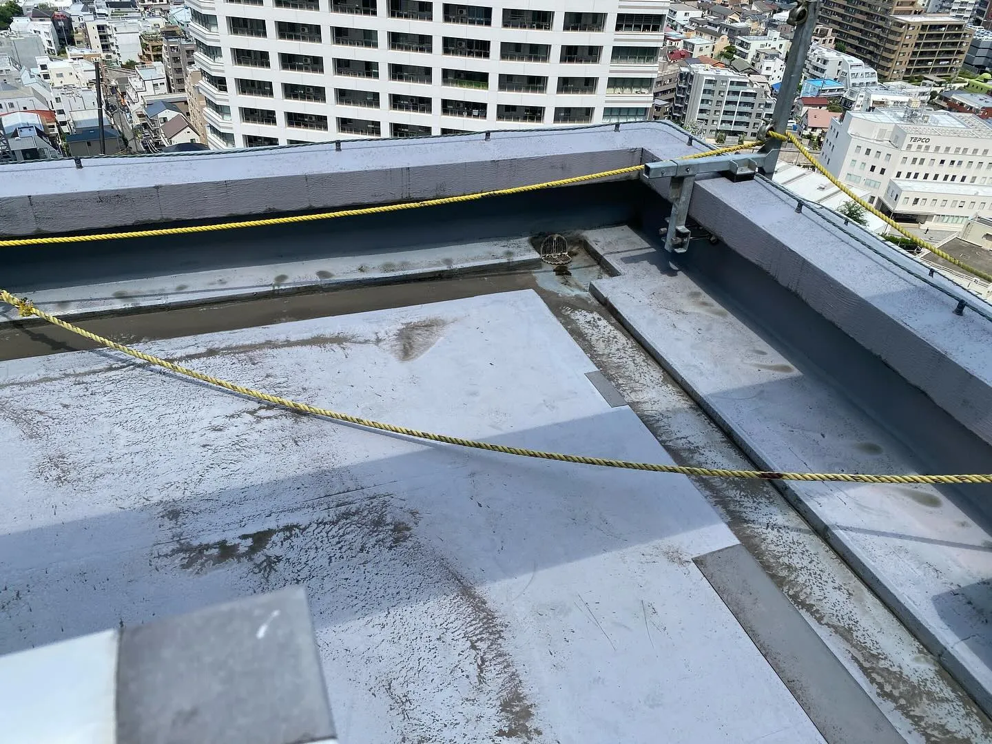 本日は東京都西新宿の屋上で防水施工の材料搬入と、事前安全対策...