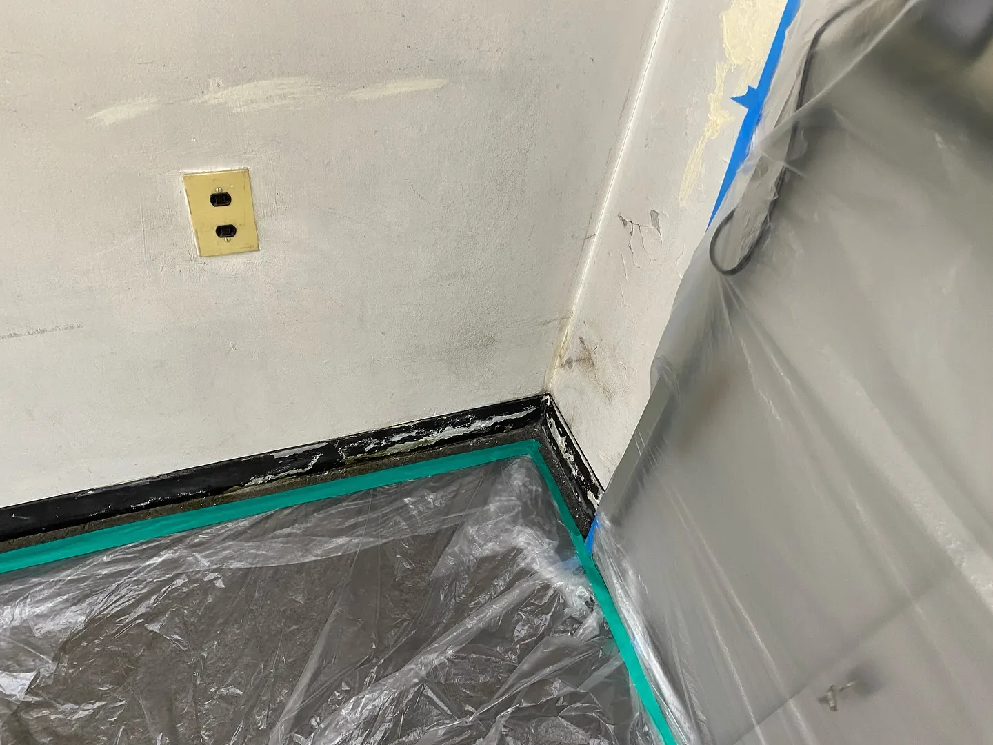 【豊島区池袋: 室内から雨漏りを止める画期的な工事】